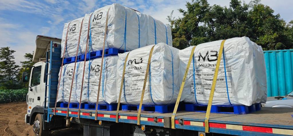 camion con bultos MedBulk, llevando maxisacos a nuestros clientes